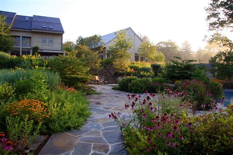  “Landscaping With Nature: A Complete Guide to Creating an Ecological Garden” - Un viaje inspirador hacia la armonía con la naturaleza